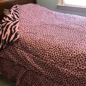 Girls Dorm bed  reversible comforter and dust ruffle. Like new.